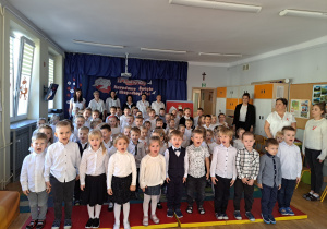 Dzieci i pracownicy przedszkola podczas śpiewania hymnu