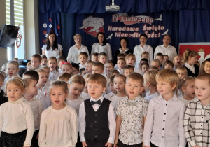 Dzieci i pracownicy przedszkola podczas śpiewania hymnu