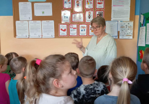 Dzieci z grupy IV omawiają kodeks młodego patrioty