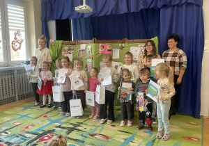 Uczestnicy konkursu wraz z koordynatorkami i panią dyrektor