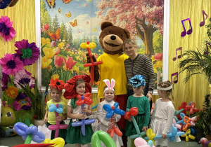 Dziewczynki z nauczycielką i postacią Misia Uszatka