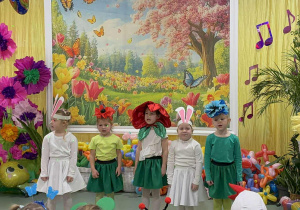 Dziewczynki śpiewają piosenkę