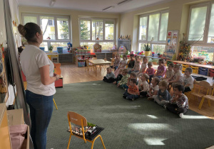 Dzieci z grupy III podczas oglądania filmu edukacyjnego