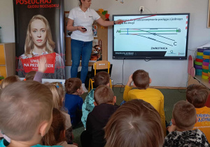 Dzieci poznają działanie zwrotnic kolejowych