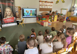 Dzieci z grupy III podczas oglądania filmu edukacyjnego