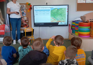 Dzieci poznają mapę połączeń kolejowych w Polsce