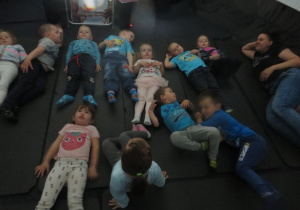 dzieci z grupy I w kinie sferycznym w klasie oglądają bajkę