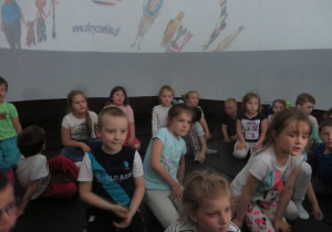 dzieci z grupy IV w kinie sferycznym w klasie oglądają bajkę