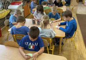 Starszaki zapisują prawa na papierowych listkach