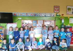 Dzieci z grupy I stoją ze swoimi niebieskimi serduszkami, które samodzielnie wycięli