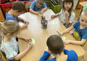 Dzieci z grupy IV zapisują prawa na papierowych listkach