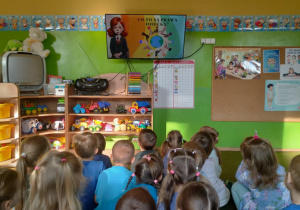 Dzieci z grupy I oglądają film edukacyjny o prawach dziecka