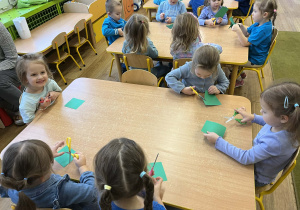 Dzieci z grupy I wycinają serduszka