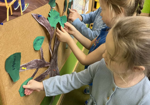 Dzieci z grupy I przypinają liski z prawami na papierowym drzewie