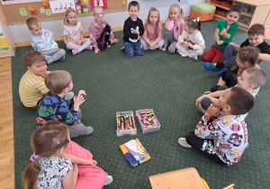 Dzieci z grupy III rozmawiają o rodzajach kredek