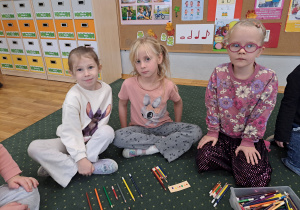 Dzieci wyszukują odpowiednie kolory kredek według wzoru