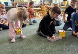 Dzieci biorą tyle kredek ile wyrzuciły oczek na kostce