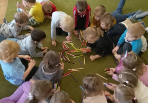 Dzieci z grupy I wyszukują odpowiednich kolorów kredek
