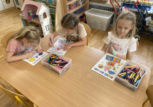 Dzieci z grupy III kolorują obrazek