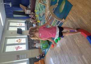 Dziewczynka chodzi po równoważni