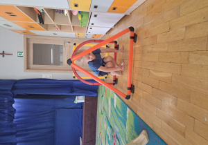 Chłopiec przechodzi przez przeszkody