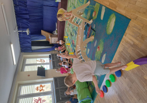 Dzieci podczas ćwiczeń