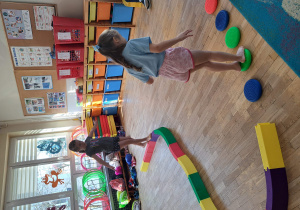 Dziewczynki podczas ćwiczeń