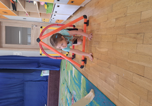 Dziewczynka podczas pokonywania przeszkód