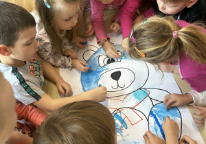 Dzieci kolorują zimowego misia