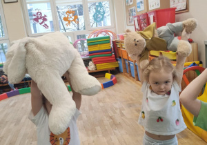 Dzieci ćwiczą z misiami