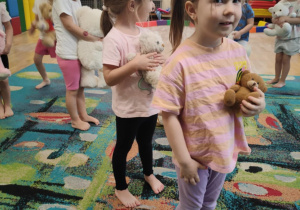 Dzieci ćwiczą z misiami