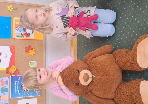 Dziewczynki przytulają misie