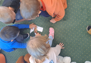 Dzieci układają puzzle