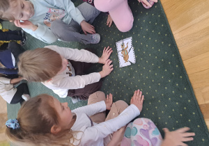 Dzieci składają puzzle