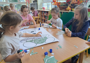 Dzieci wykonują wiosennego misia