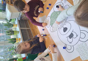 Dzieci wykonują wiosennego misia