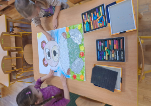 Dzieci wykonują wiosennego misia