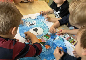 Dzieci kolorują zimowego misia