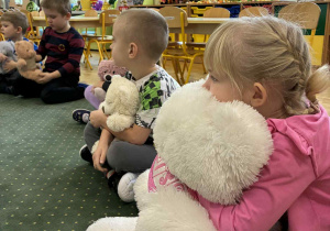 Dzieci przytulają misie