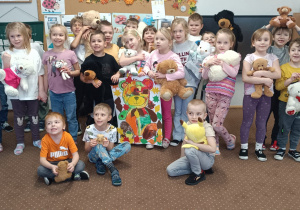 Dzieci z grupy IV z misiami i swoją pracą plastyczną - jesiennym misiem