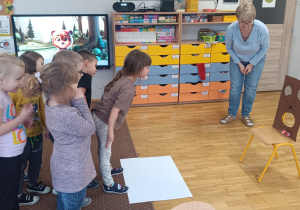 Dzieci rzucają woreczki do celu