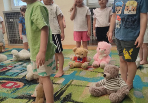 Dzieci ćwiczą z misiami