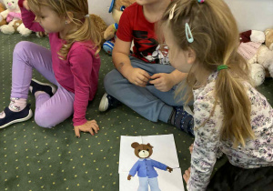 Dzieci układają puzzle