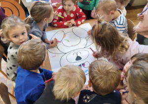 Dzieci z grupy I kolorują misia