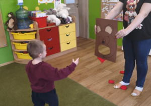 Dzieci rzucają woreczki do celu