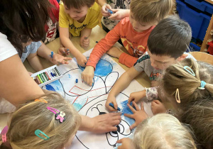 Dzieci kolorują zimowego misia