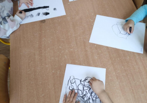 Dzieci rysują węglem