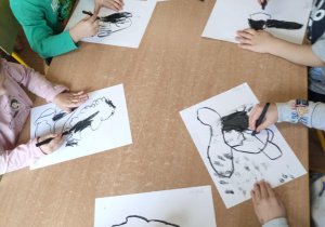 Dzieci rysują węglem