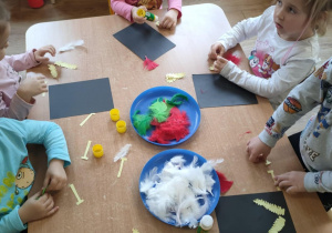 Dzieci robią z papieru górnicze czapki