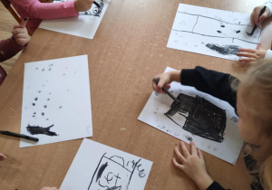 Dzieci rysują węglem